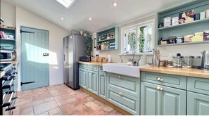 Fridge, microwave, oven, stovetop - Chelmsford Cottage Free Parking (Great Waltham)