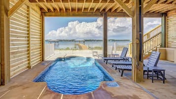 Utendørsbasseng og et oppvarmet basseng