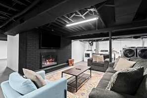 TV connectée, livres, espaces bureaux, écrans d'ordinateur