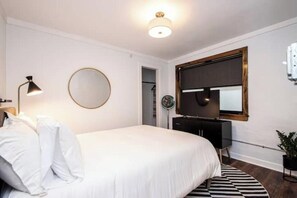 2 bedrooms, iron/ironing board, WiFi, bed sheets - 1 Mile to Downtown, National Park, Trails (Hot Springs)