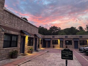Exterior - 1 Mile to Downtown, National Park, Trails (Hot Springs)