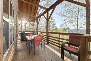 Outdoor dining - Mnt. View Cabin Near River w/ Hot Tub + Fire Pit (Jasper)