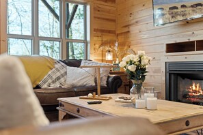 Smart TV, fireplace - Mnt. View Cabin Near River w/ Hot Tub + Fire Pit (Jasper)