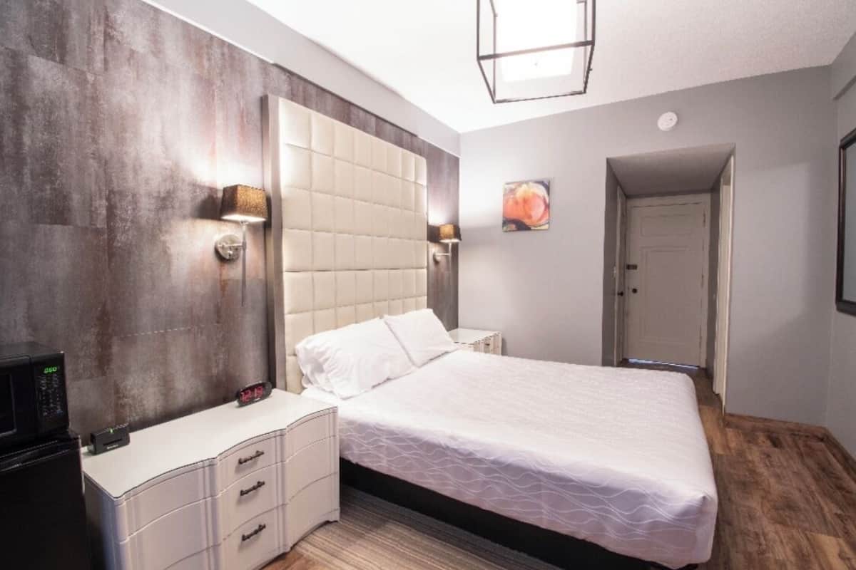 Bureau, espace de travail pour ordinateur portable, Wi-Fi gratuit