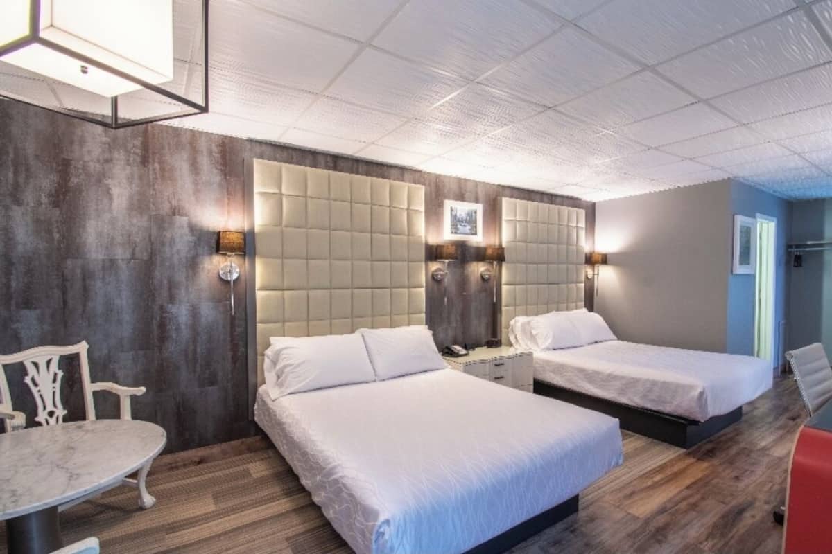 Bureau, espace de travail pour ordinateur portable, Wi-Fi gratuit