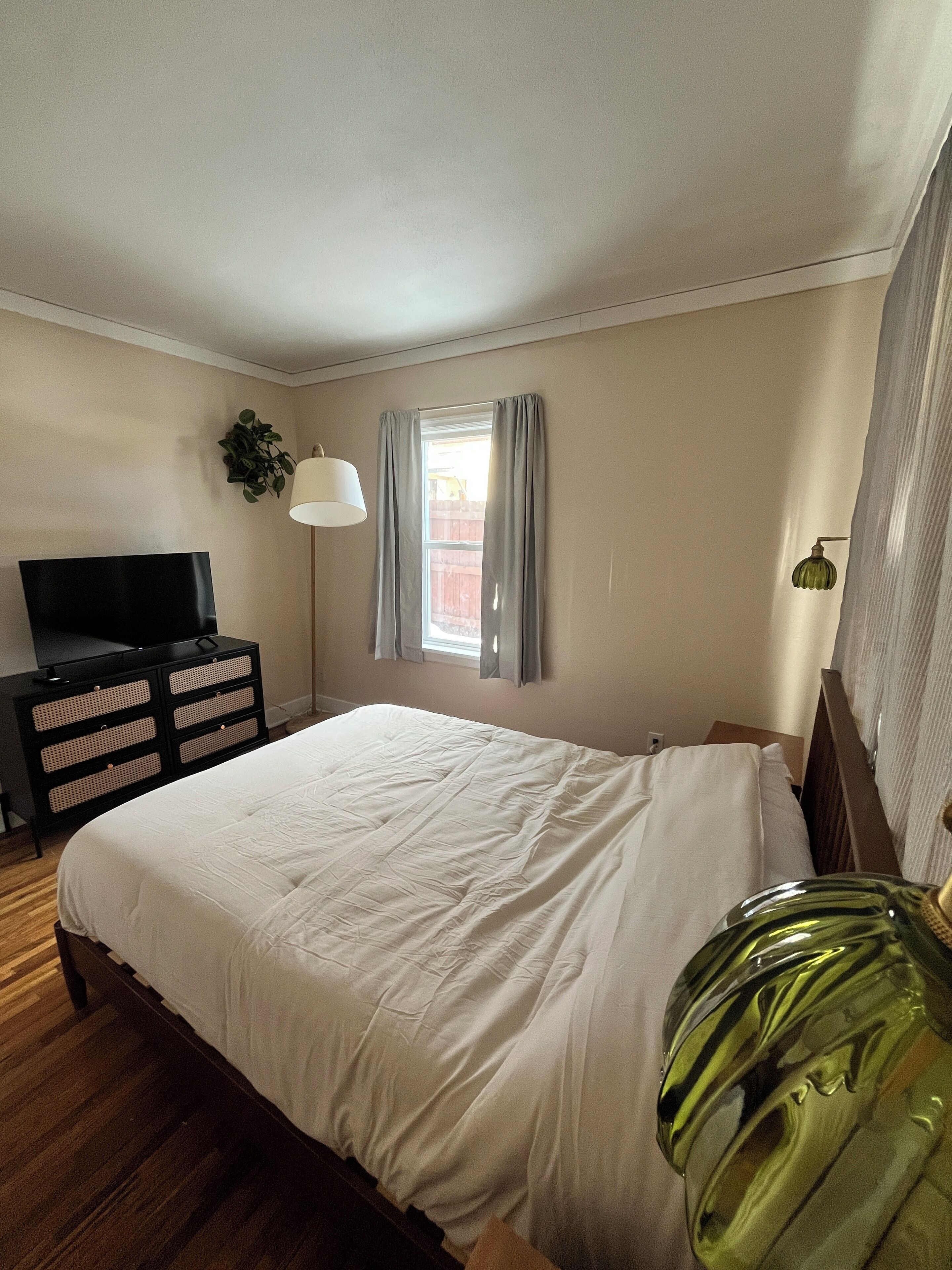 2 bedrooms, desk, iron/ironing board, travel crib