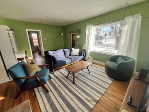 Smart-TV, peis, bøker og filmbibliotek