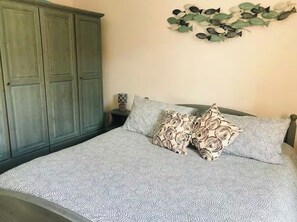 4 Schlafzimmer, Bügeleisen/Bügelbrett, Reisekinderbett, WLAN