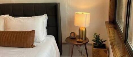 Een strijkplank/strijkijzer, wifi, beddengoed