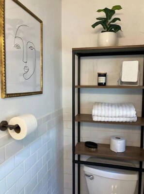 Sèche-cheveux, serviettes fournies, savon, papier toilette
