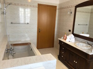 Shower, hair dryer, bidet, towels