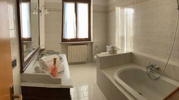 Doccia, asciugacapelli, bidet, asciugamani