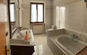 Dusche, Haartrockner, Bidet, Handtücher