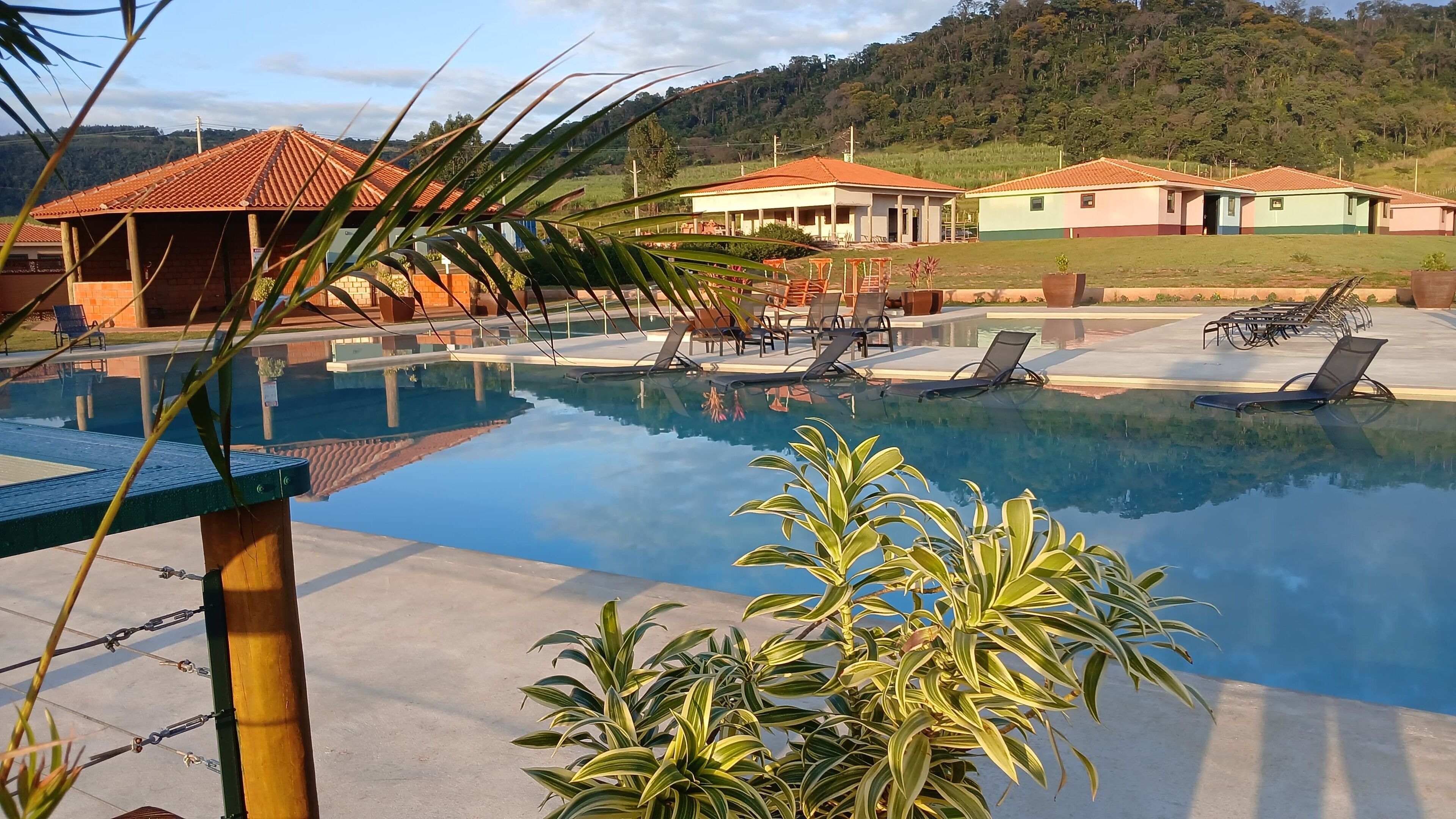 室外游泳池，09:00 至 18:00 开放，池畔遮阳伞，日光浴躺椅