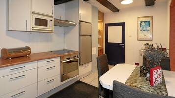 KĂŒhlschrank, Mikrowelle, Ofen, Herdplatte