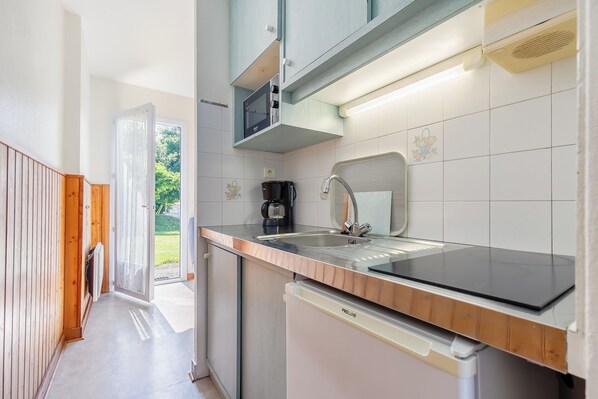 Fridge, microwave, cookware/dishes/utensils - 04 - Le Flamant Rose - Village vacances (Maché)