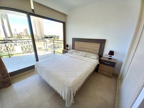 2 soverom, strykejern/-brett og sengetøy