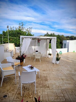 Outdoor dining - Trullo il Gelso with Private Salt Water Infinity Pool and Jacuzzi inside (Puglia)
