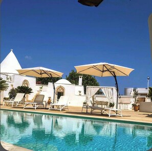Outdoor pool - Trullo il Gelso with Private Salt Water Infinity Pool and Jacuzzi inside (Puglia)