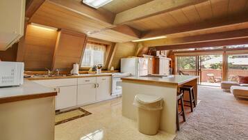 House, 3 Single Beds (Puma 04) | Private kitchen