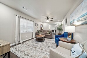 Smart TV - Brazil Retreat come relax in this beautiful spacious home. (Fort Smith)
