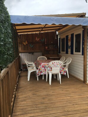 Outdoor dining - Mobile home rental at Camping NOVELA in Port La Nouvelle 11210 : season 2025 (Port-la-Nouvelle)