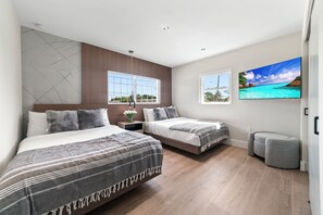 8 bedrooms, iron/ironing board, travel cot, free WiFi - Lakefront Luxe Near Hard Rock Stadium • Pool & BBQ (Miami)