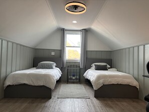 3 habitaciones, tabla de planchar con plancha, wifi y ropa de cama