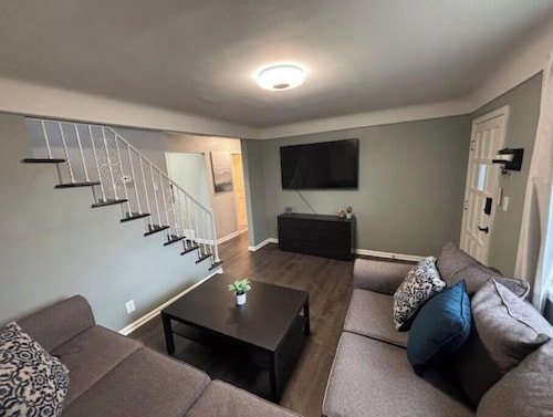 Charming 3-bedroom house in brilliant Lincoln Park with AC, WiFi