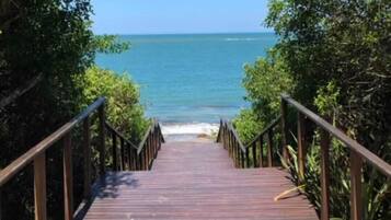 Na praia, espreguiçadeiras