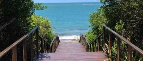 على الشاطئ، كراسي للتشمس