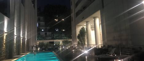 Utendørsbasseng og et oppvarmet basseng