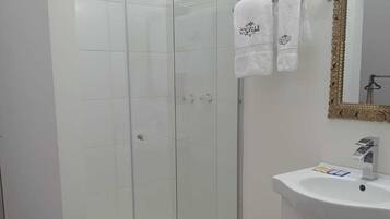 Traditional Room, 1 Double Bed | Bathroom | Shower, rainfall showerhead, free toiletries, towels