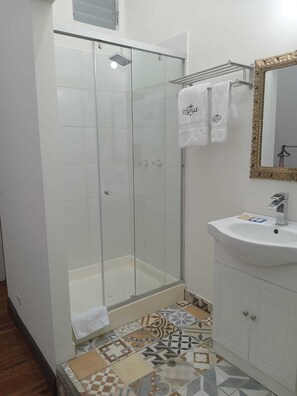 Habitación tradicional, 1 cama matrimonial | Baño | Regadera, regadera tipo lluvia, amenidades de baño gratuitas, toallas 