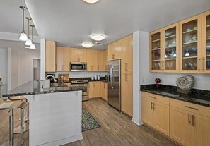 Køleskab, mikrobølgeovn, ovn, kogeplade