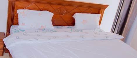 12 quartos, ferros/tábuas de passar roupa, Wi-Fi, roupa de cama