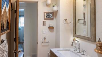 Produtos de toalete biodegradáveis, secador de cabelo, toalhas de banho