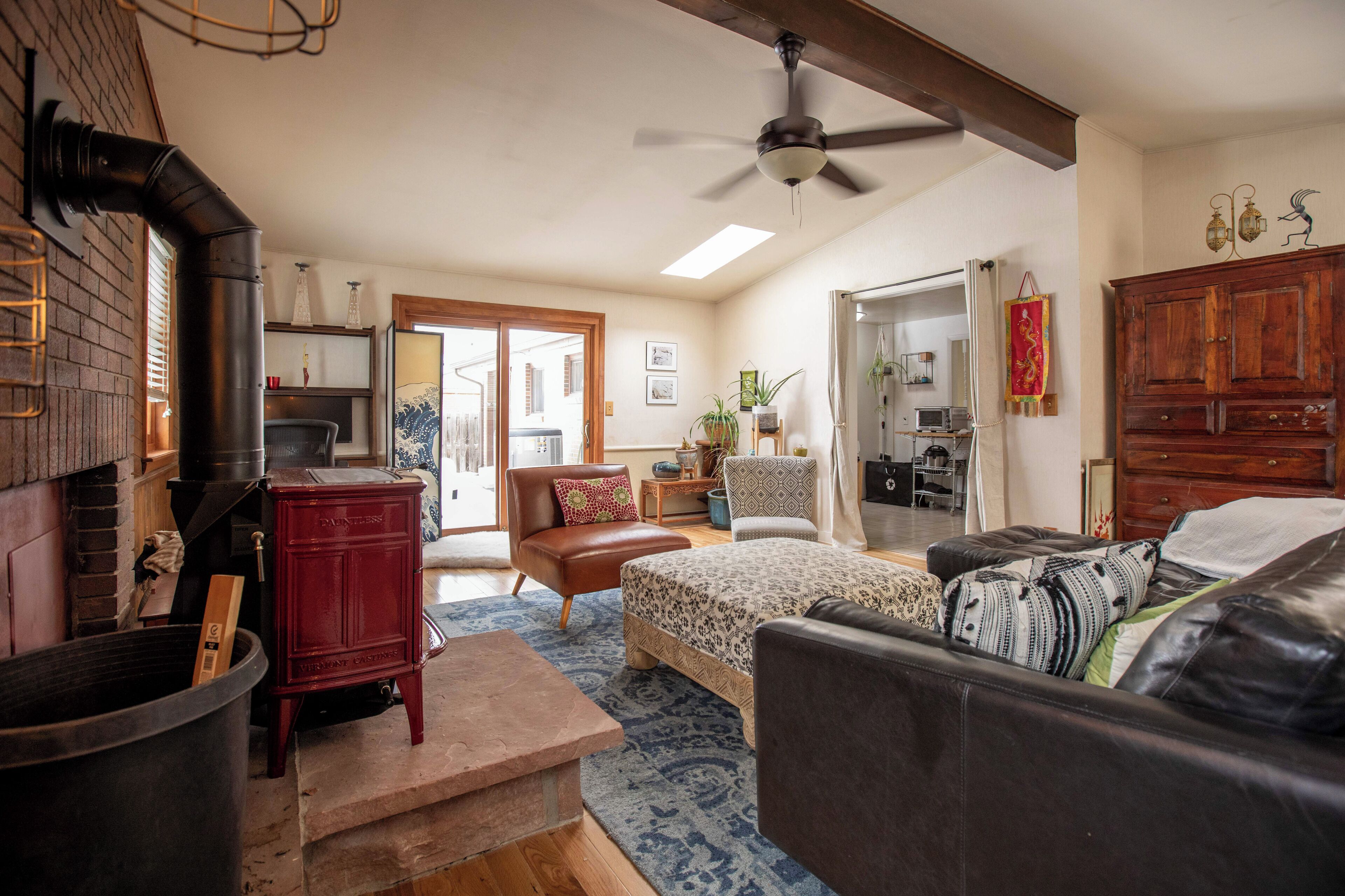 Smart TV, fireplace, books, music library