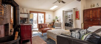 Comforts of home. Easy walk to Table Mesa Shops. Mins to Trails, CU, downtown 