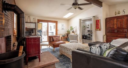 Comforts of home. Easy walk to Table Mesa Shops. Mins to Trails, CU, downtown