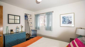 3 quartos, escrivaninha, ferros/tábuas de passar roupa, berço de viagem