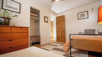 3 bedrooms, desk, iron/ironing board, travel cot