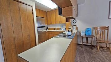 House, 2 Twin Beds (Mountain View Lodge 2) | Private kitchen
