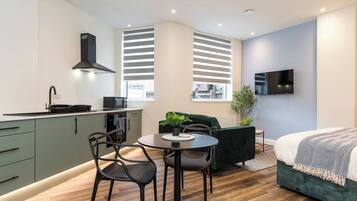 Studio, Multiple Bedrooms | Dining