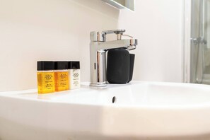 Bathroom - Harmony 4 - Cosy Studio Apt Near DMU & City Center (Leicester)