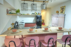 Fridge, oven, dishwasher, coffee/tea maker