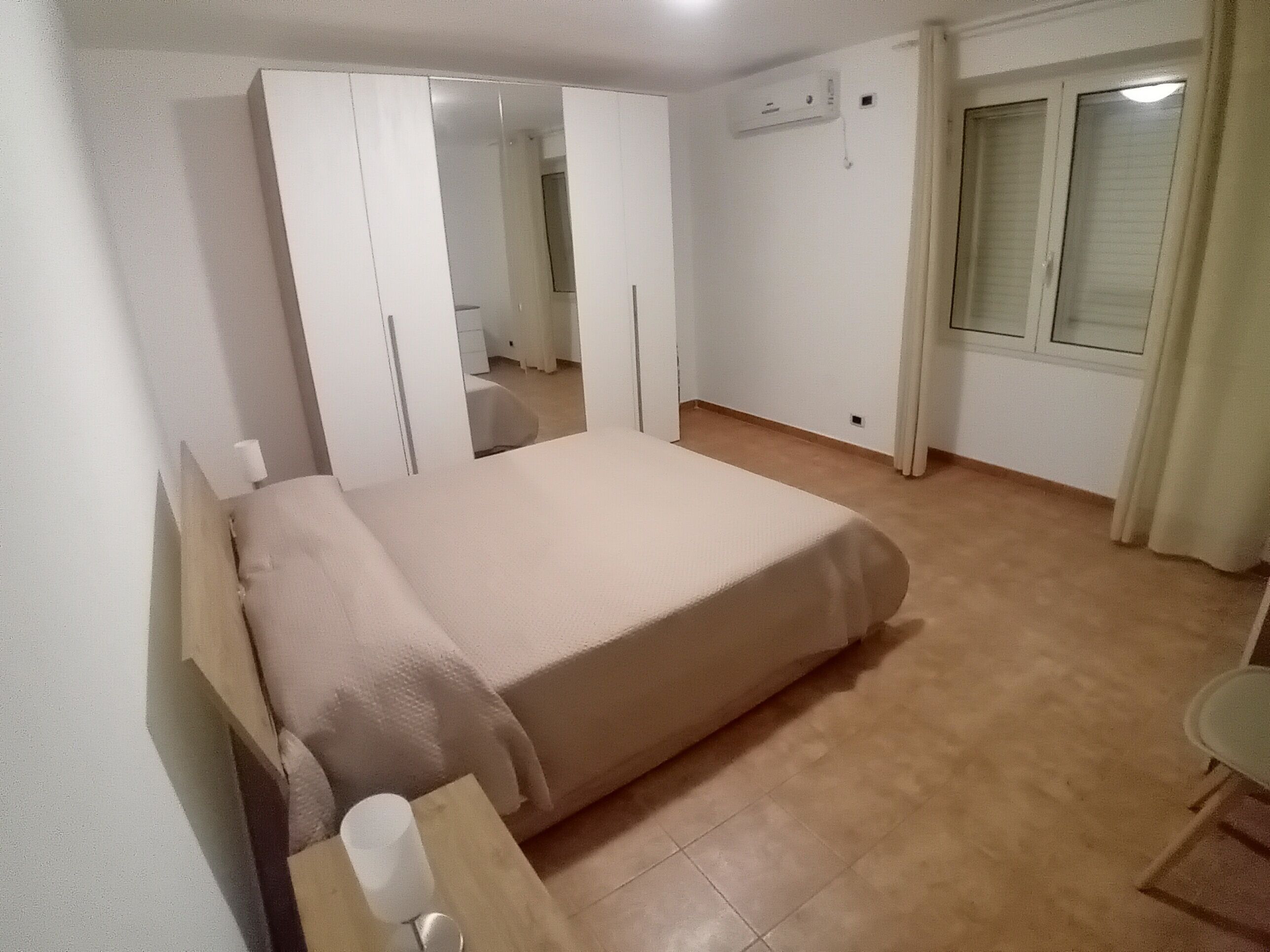 2 habitaciones y tabla de planchar con plancha 