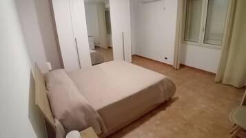 2 habitaciones y tabla de planchar con plancha