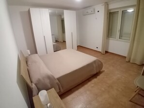 2 makuuhuonetta, silitysrauta/-lauta