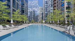 Seasonal outdoor pool - The Alyx at EchelonSeaport (Boston)